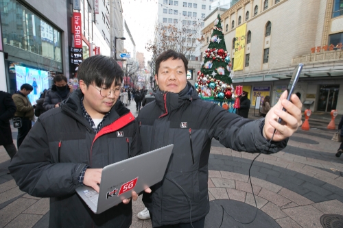 KT 직원들이 서울 중구 명동 거리에서 네트워크 품질을 점검하고 있는 모습 (사진=KT)