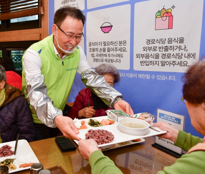 송수일 NH농협은행 부행장(가운데)이 오곡밥을 배식하고 있다./사진=NH농협은행