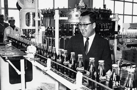 1968년 6월 한양식품 독산동공장에서 코카콜라 국내 첫 생산라인을 둘러보고 있다. (사진=두산)