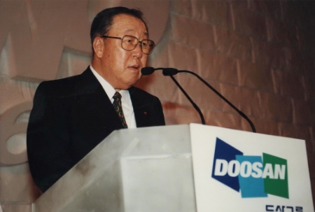 1996년 8월 두산그룹 창업 100주년 축하 리셉션에서 인사말을 하고 있다. (사진=두산)