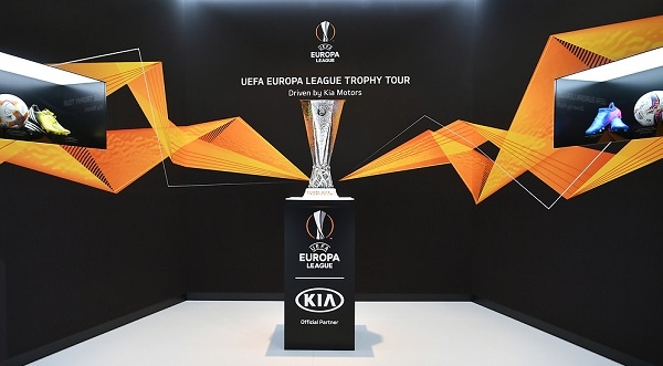 2019 제네바 모터쇼 기아차 부스에 전시된 UEFA 유로파리그 트로피의 모습. (사진=기아차)
