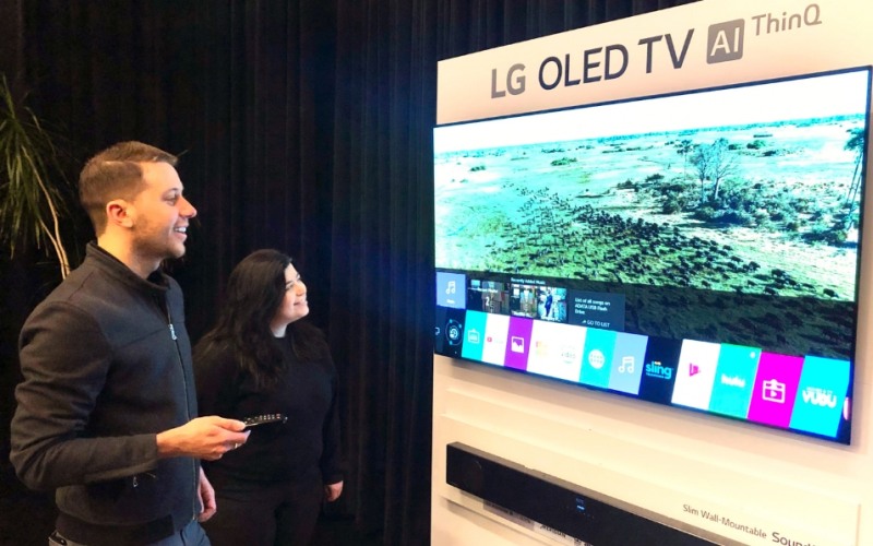 △LG전자가 미국 뉴욕에서 진행한 2019년형 LG 올레드 TV 신제품 체험행사에서 참석자들이 LG 올레드 TV 신제품을 살펴보고 있다/사진=LG전자 