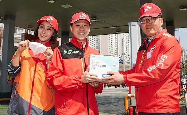 서울 구로구 소재 구인주유소 대표(오른쪽 첫 번째)가 주유원에게 미세먼지 차단 마스크를 전달하고 있다. (사진=SK에너지)