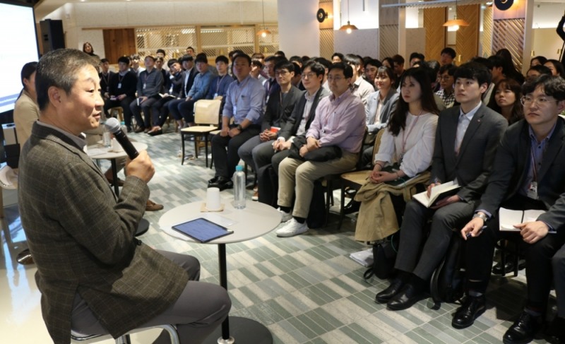신현재 CJ제일제당 대표가 지난 30일 진행된 'CEO Live Talk'에서 구성원들과 이야기를 나누고 있다. /사진제공=CJ제일제당