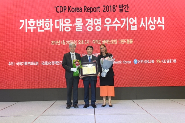 지난 4월 개최된 ‘2018 CDP KOREA 시상식’에서 현대건설이 5년 연속 탄소경영 아너스 클럽 상을 수상했다. 사진=현대건설.
