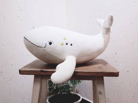 폐플라스틱을 업사이클링해 만든 고래 인형 (사진=SK이노베이션)