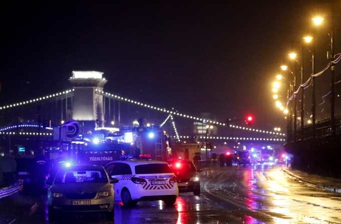 유람선이 뒤집혀 침몰한 헝가리 부다페스트의 다뉴브 강 현장에 경찰과 소방차가 출동했다.  [사진=뉴스핌]