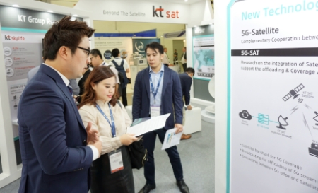KT SAT 직원이 커뮤닉아시아에 참가한 위성사업자들에게 위성 5G 기술에 대해 설명하고 있다(사진=KT)