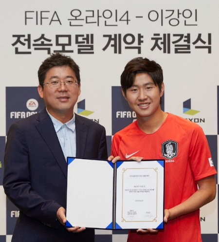 김용대 넥슨 사업본부장과 이강인 선수가 ‘FIFA 온라인 4’ 공식 홍보 모델 계약을 체결했다. (사진=넥슨)