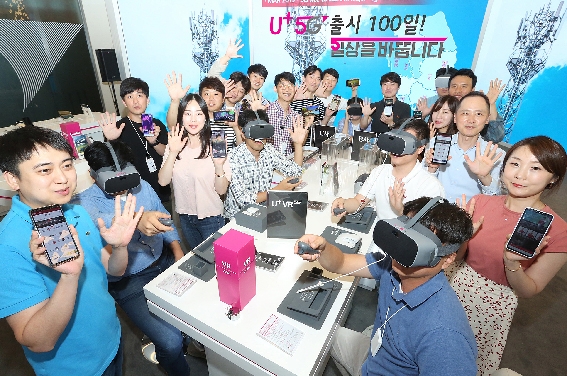 ▲ LG유플러스 직원들이 5G 상용화 100일을 기념하고 있다. 