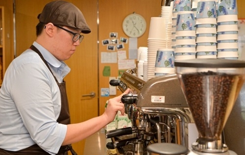 경기 성남시 SK㈜ C&C사옥 9층 카페포유에서 첫 출근한 바리스타 유석훈씨가 커피를 내리고 있다. (사진=SK)