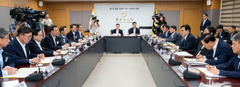 최종구 금융위원장(오른쪽 가운데)이 8월 3일 정부서울청사에서 열린 일본 수출규제 대응 간담회에서 모두발언을 하고 있다. / 사진= 금융위원회