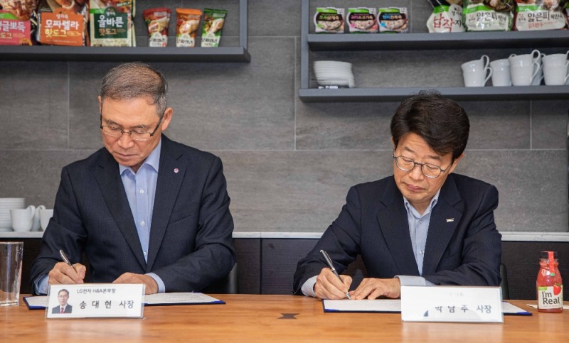 풀무원식품 박남주 대표(오른쪽)와 LG전자 H&A사업본부장 송대현 사장(왼쪽)이 ‘간편식 자동조리 클라우드 서비스를 위한 업무 협약(MOU)’ 협약서에 서명하고 있다. /사진제공=풀무원
