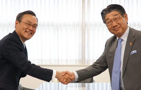 SPSX 브라이언 김 대표(왼쪽)와 후루카와 전기 고바야시 게이이치 대표. (사진=LS)