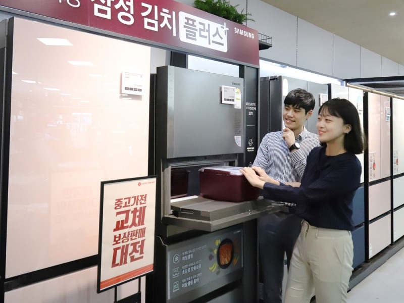롯데하이마트 대치점에서 고객들이 스탠드형 김치냉장고를 살펴보고 있다. /사진제공=롯데하이마트