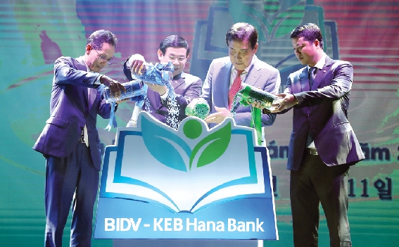 ▲ 하나은행과 BIDV가 지난해 베트남 하노이서 함께 성장한다는 의미로 나무에 물을 주는 세리머니를 하는 모습.