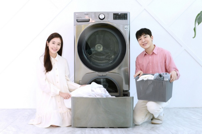 LG전자 모델들이 트롬 세탁기 씽큐를 홍보하고 있다/사진=LG전자 