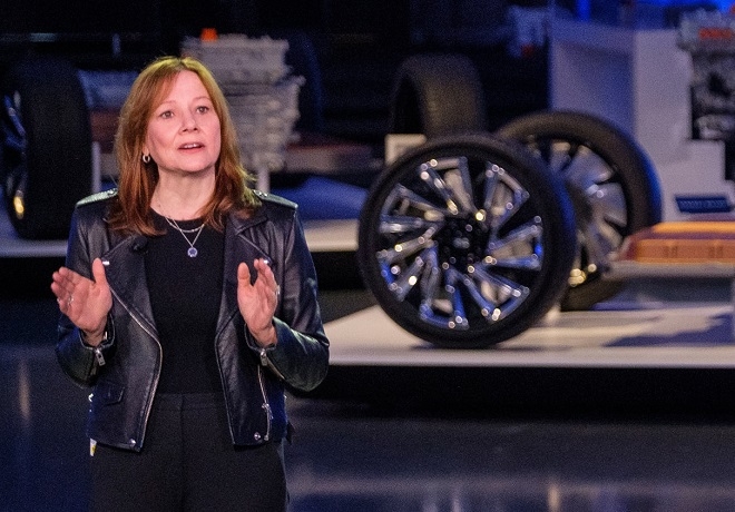 메리 바라 GM 회장이 지난달 4일 미국 디트로이트에서 열린 EV위크에서 차세대 전기차 계획을 설명하고 있다.