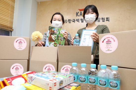 한국백혈병소아암협회 직원들이 농심 심심키트를 포장하고 있다. / 사진 = 농심