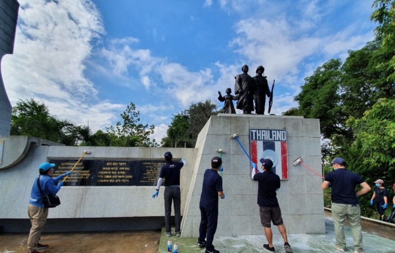 20일, 태국에서는 현지법인 임직원들이 함께 태국군 한국전쟁참전기념비 청소 및 주변 정화 활동을 펼쳤다./사진=포스코