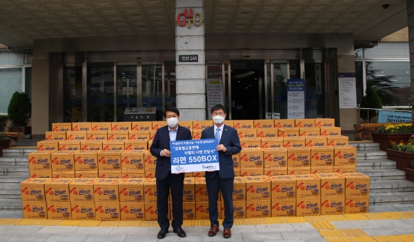 김종선 글로벌금융판매 대표(오른쪽)와 이성 구로구청장이 23일 구로구청 앞에서 '사랑의 라면 전달식'을 진행하고 기념 촬영을 하고 있다. / 사진 = 글로벌금융판매