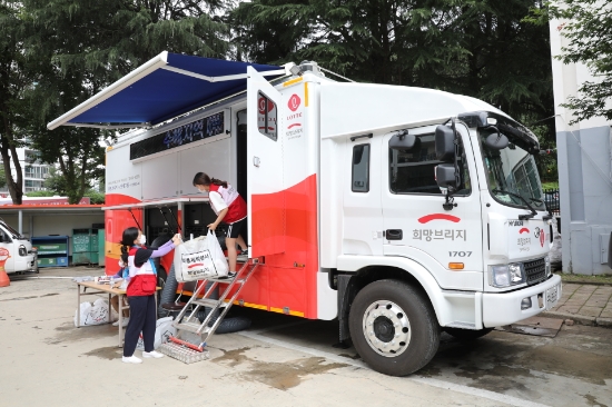 롯데가 지난달 31일 폭우 피해를 입은 대전 코스모스아파트에서 세탁구호차량을 운영하고 있다. 