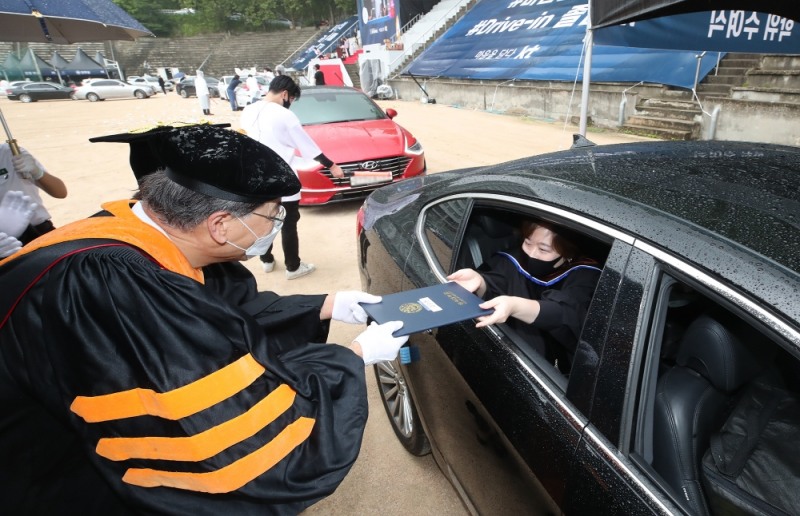 졸업생이 차량에 탑승한 상태로 드라이브 스루(Drive-Thru) 비접촉 형식의 졸업장 수여식을 진행하고 있다./사진=KT