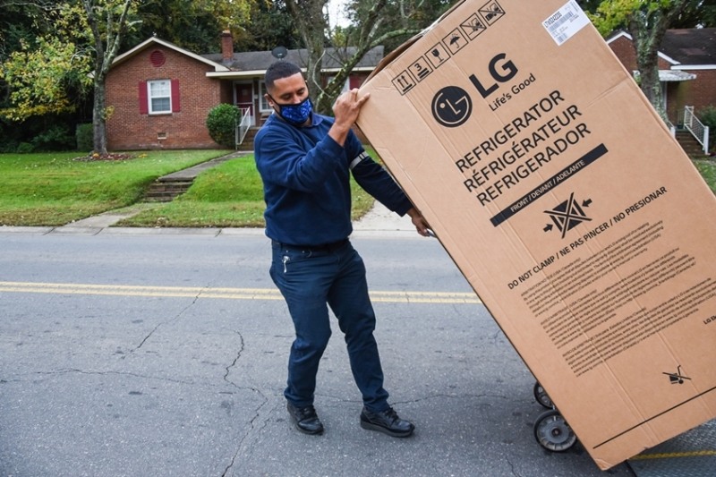 LG전자 미국법인이 최근 미국 유통업체 로우스, 비영리단체 리빌딩투게더와 함께 미국 노스캐롤라이나주 샬럿 지역의 어려운 이웃을 돕고, 에너지스타 데이를 널리 알리기 위해 에너지 고효율 가전을 기부했다. /사진=LG전자