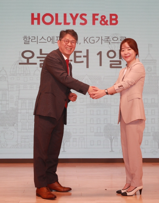 곽재선 KG그룹 회장(왼쪽)과 신유정 할리스에프앤비 신임 대표이사. / 사진 = KG그룹