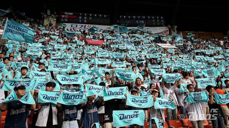 BNK경남은행이 NC다이노스의 한국시리즈 우승을 기원하는 우승 머플러를 지원한다. /사진=BNK경남은행