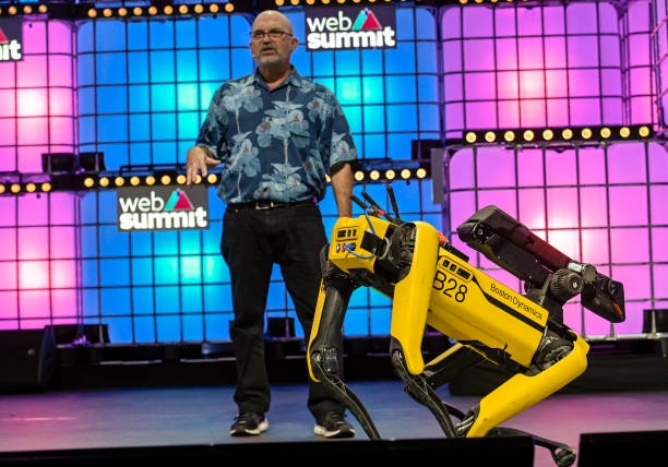 마크 레이버트 보스턴다이내믹스 창업자 겸 CEO가 2019년 11월 포르투갈 리스본에서 열린 웹서밋에서 사족보행 로봇 '스팟'을 소개하고 있다. 사진=Gettyimages.