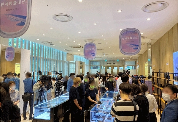 지난 6월 25일 서울 노원구 롯데백화점 노원점 이벤트홀에서 소비자들이 면세점 상품을 살펴보고 있다. /사진제공=롯데백화점