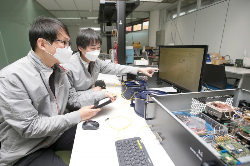 서울 서초구 KT연구개발센터에서 KT 연구원이 양자 채널 자동 절체 복구 기술을 테스트 하고 있다./사진=KT