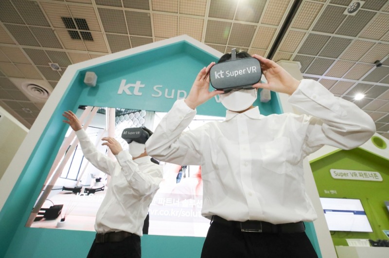 KVRF 2020에 방문한 관람객들이 KT 전시관에서 슈퍼VR 콘텐츠를 즐기는 모습. 사진=KT