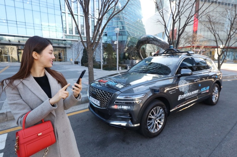 서울시 상암 5G 자율주행 시범지구에서 모바일 앱으로 5G 자율주행차 'A1(에이원)'을 인근 주차장으로 보내는 모습. 사진=LG유플러스