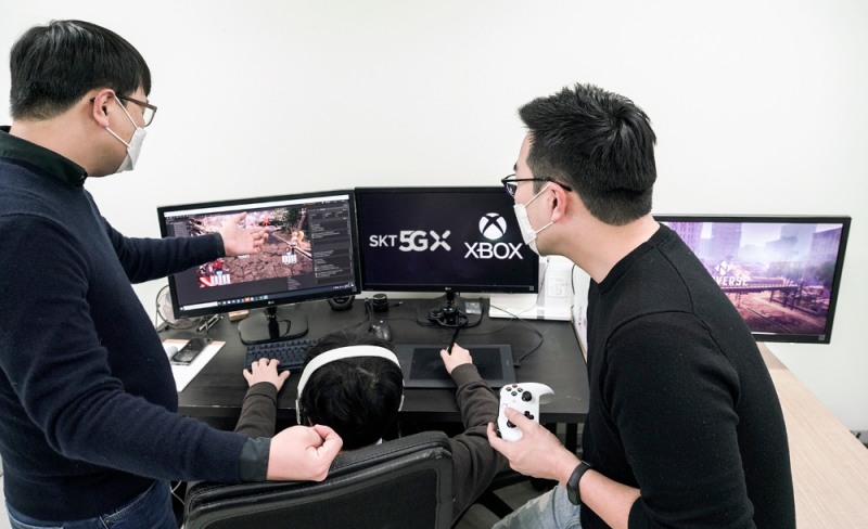 조재유 SKT Game담당(가운데)과 김동효 티노게임즈 대표(오른쪽)가 Xbox에 출시되는 ‘네오버스’ 게임과 관련해 회의하고 있다. 사진=SK텔레콤
