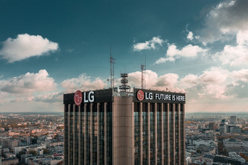 LG가 폴란드 바르샤바 옥스포드 타워에 옥외 광고를 설치하고 브랜드 알리기에 나섰다. 사진=LG