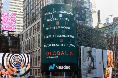 미국 뉴욕 타임스퀘어 나스닥 마켓사이트(NASDAQ MarketSite)에 표시된 ‘Global X Telemedicine & Digital Health ETF’ 상장 축하메시지 / 사진제공= 미래에셋자산운용