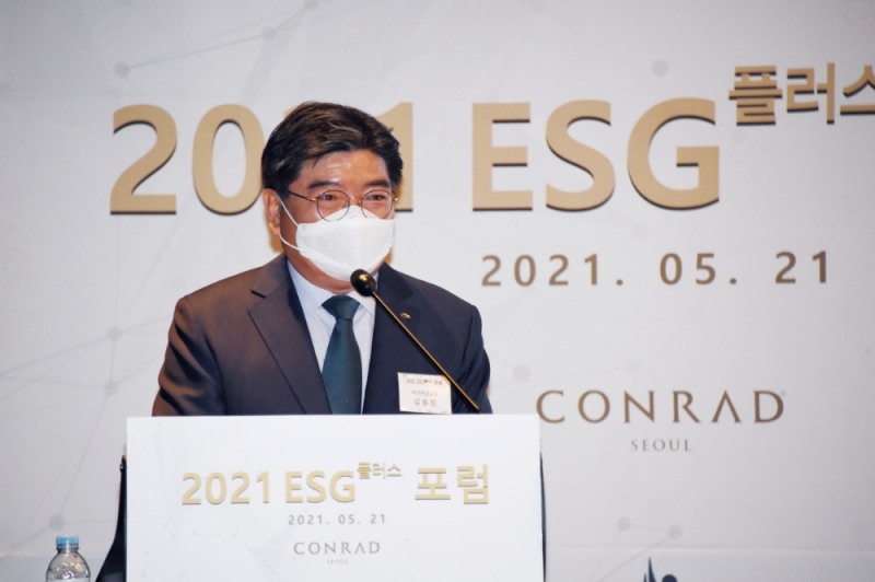 5월 21일 여의도 콘래드 호텔에서 열린 'ESG플러스 포럼'에서 김용진 국민연금공단 이사장이 ‘국민연금과 함께하는 ESG의 새로운 길’ 관련 주제 발표를 하고 있다. / 사진제공= 국민연금공단(2021.05.21)