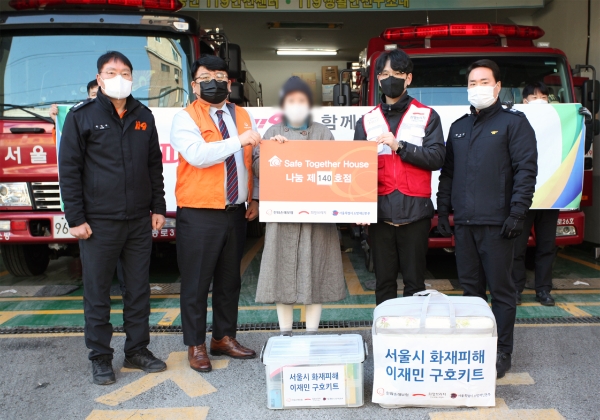 한화손해보험 서울지역본부 봉사단은 18일 오후 종로서방서 숭인119안전센터에서 불의의 화재사고를 당한 지역 주민에게 위로 구호세트를 전달했다./사진 제공= 한화손해보험