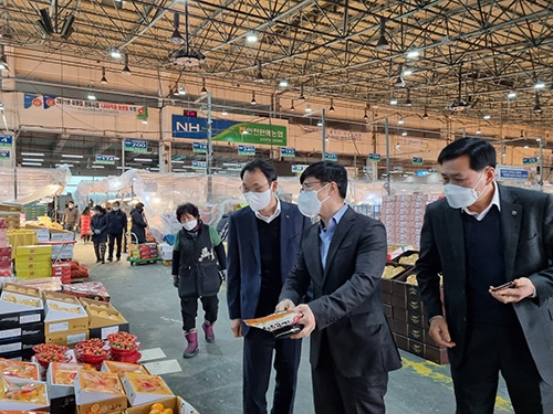 인천농협, 삼산농산물도매시장서 농산물유통 현황 점검