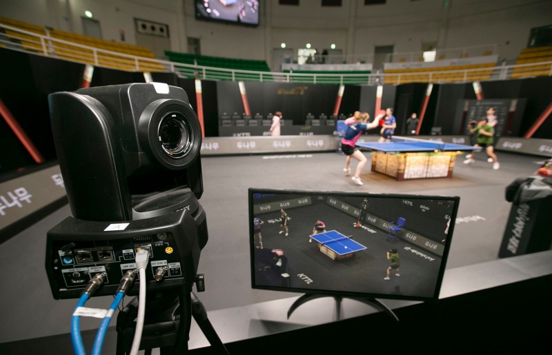 프로탁구리그에 도입된 5G 기반 AI 무인 스포츠 중계 솔루션으로 실시간 경기 중계 방송을 하는 모습. 사진=KT