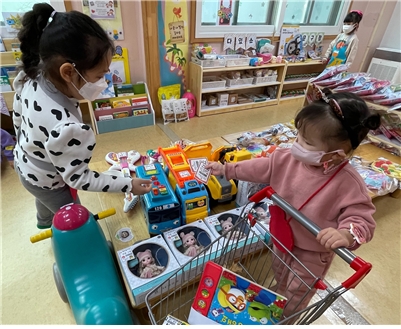 어린이집 원아들이 나눔 장터에 참여하고 있는 모습. / 사진제공=부영그룹