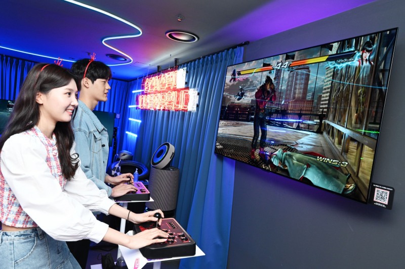  LG전자가 4월 6일부터 6월 5일까지 부산 광안리에 올레드 TV로 게임을 즐길 수 있는 ‘금성오락실’을 오픈한다. 사진=LG전자