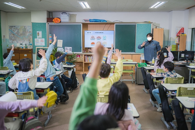 한화그룹(회장 김승연)이 기후변화 대응과 공기 중의 미세먼지와 유독물질을 줄여 안심하고 숨쉴 수 있는 초등학교 환경을 조성하는 ‘맑은학교 만들기’ 캠페인을 진행했다. 사진=한화그룹.