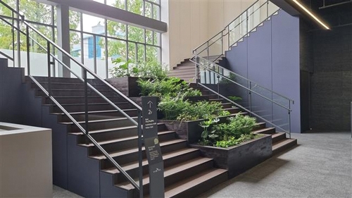 ▲ ‘견본주택 에코에디션’ 프로젝트가 진행된 ‘달서 SK뷰’ 견본주택 내부 계단 모습. 계단은 커피 합성목재로 제작됐다. 사진제공 = SK에코플랜트