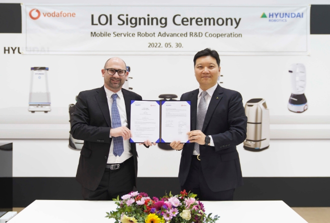 현대로보틱스(대표이사 강철호)는 30일 독일 ‘하노버 산업박람회(Hannover Messe) 2022’에서 보다폰과 ‘5G‧6G 기반 서비스로봇 공동 개발을 위한 사업협력 의향서(LOI)’를 체결했다. 사진=현대로보틱스.