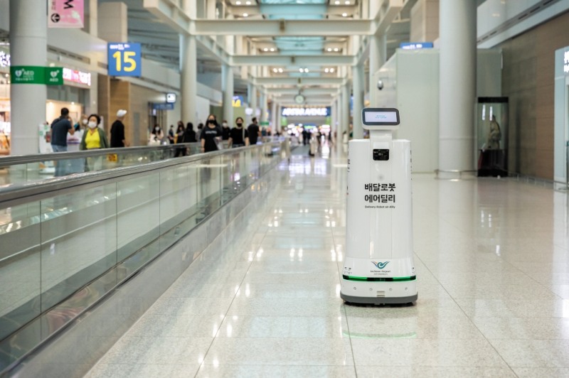 18일 인천공항에서 배민은 배달로봇 서비스를 시작했다./사진제공=우아한형제들