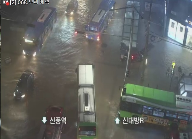 8일 밤 9시30분경 보라매역 사거리가 침수되며 교통정체가 발생하고 있다. / 사진=서울시교통정보시스템 TOPIS
