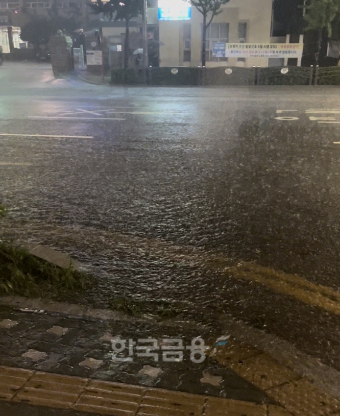 2022년 8월 8일 폭우로 물웅덩이가 발생한 부평구 시내 모습./사진=전하경 기자